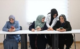 Eski kuşaklar akıllı telefon kullanmayı derslerden öğreniyor