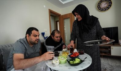 Engelli iki oğluna yıllardır şefkatle bakıyor