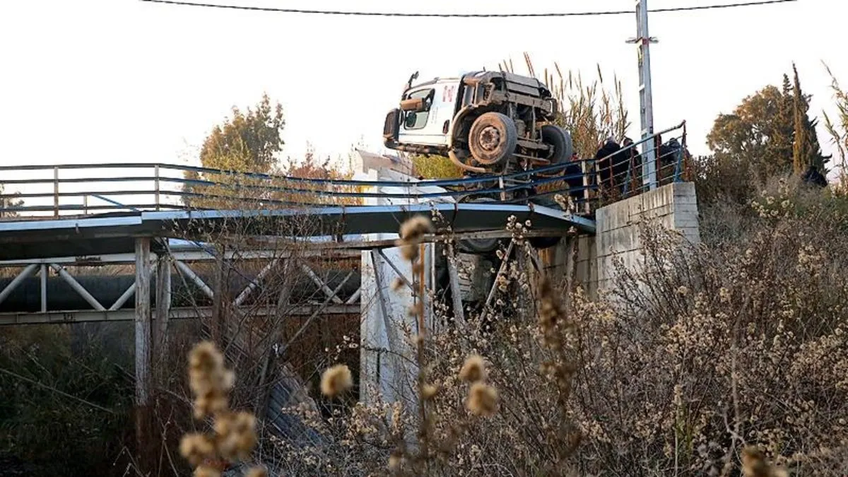 Hafriyat kamyonu geçtiği esnada köprü çöktü