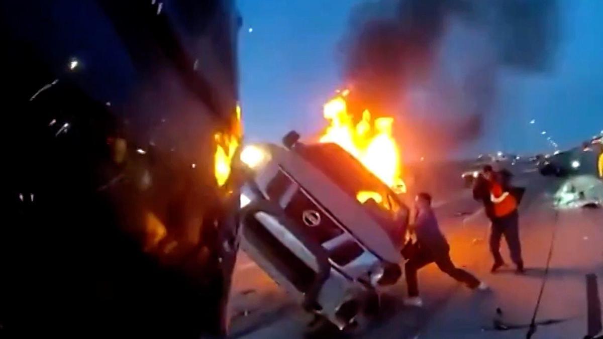 Alevler içinde kalan araçtan son anda kurtarıldı! İşte o anlar… | VİDEO HABER