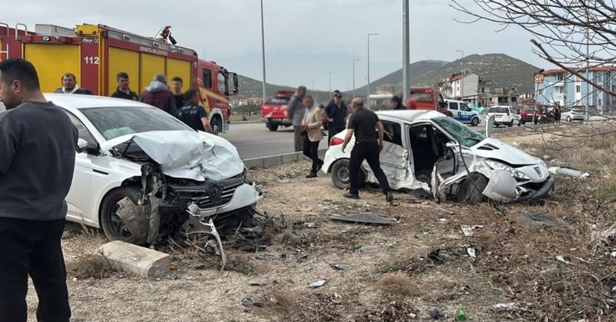 Isparta’da iki otomobil çarpıştı: 2 ölü, 3 yaralı