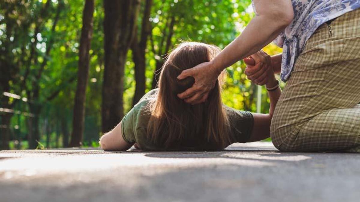 Epilepsi nöbeti geçiren birini gördüğünüzde asla yapmamanız gerekenler!